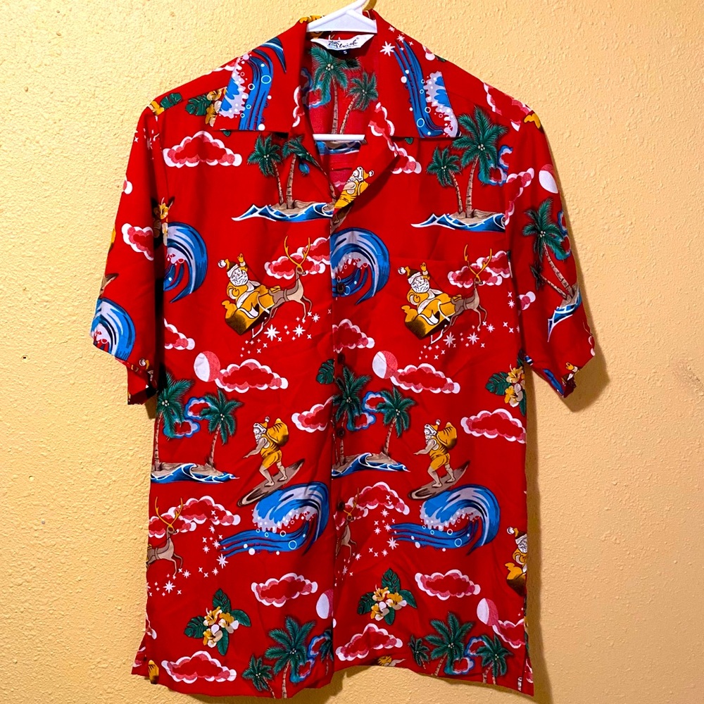 Men’s Hawaiian Christmas button up. Size SMALL